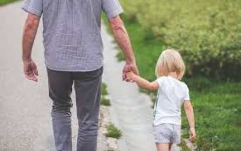 1岁小孩买什么保险最合适？全面解析父母必知的保险攻略